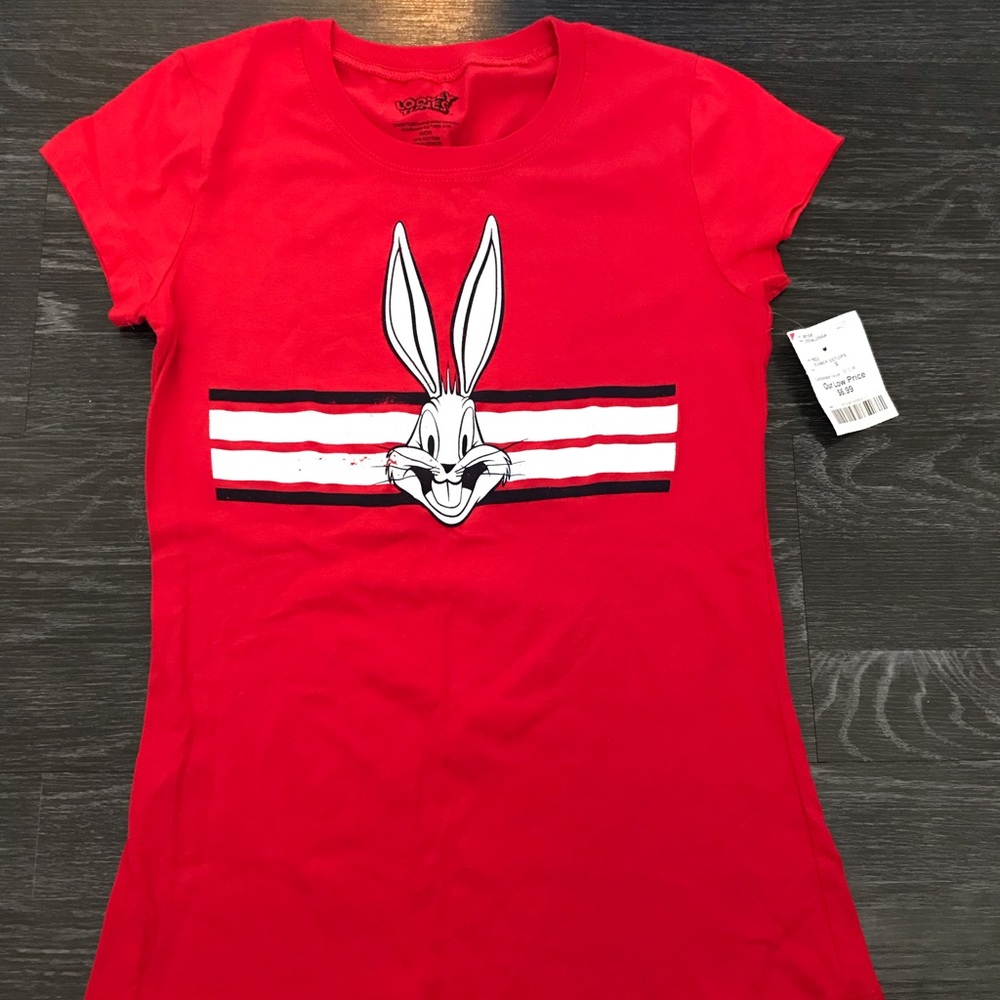 A red bugs bunny juniors shirt ❤️